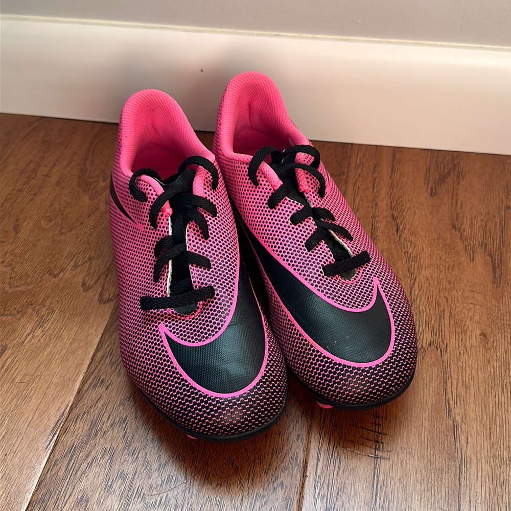 Girl’s Nike soccer cleat, size 4.5